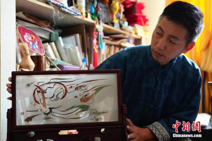 圖為劉云帆展示敦煌元素的刺繡作品。 中新社發 謝秉錫 攝