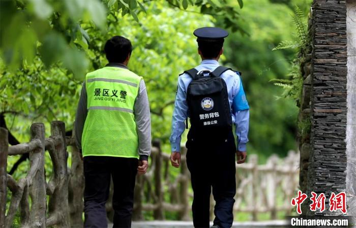 圖為民警背警務(wù)小包在轄區(qū)景區(qū)開展工作。(資料圖) 甘肅省公安廳供圖