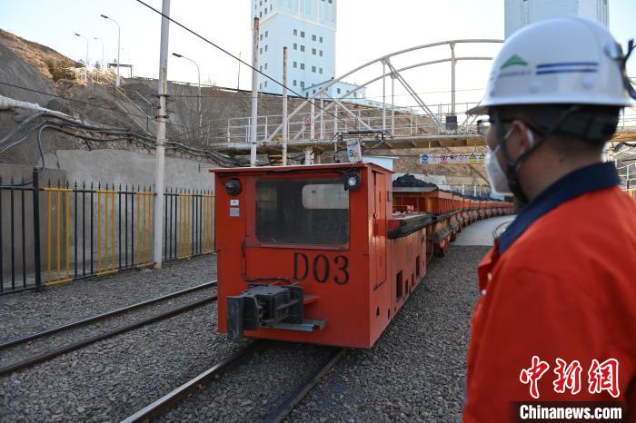 圖為工作人員正在觀察車輛運行情況?！±顏嘄?攝