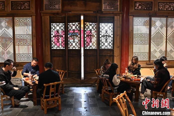 圖為甘肅天水市秦州區(qū)平南鎮(zhèn)蘇灣村民俗莊園內的“圍爐煮茶”網紅打卡點。(資料圖) 李亞龍 攝