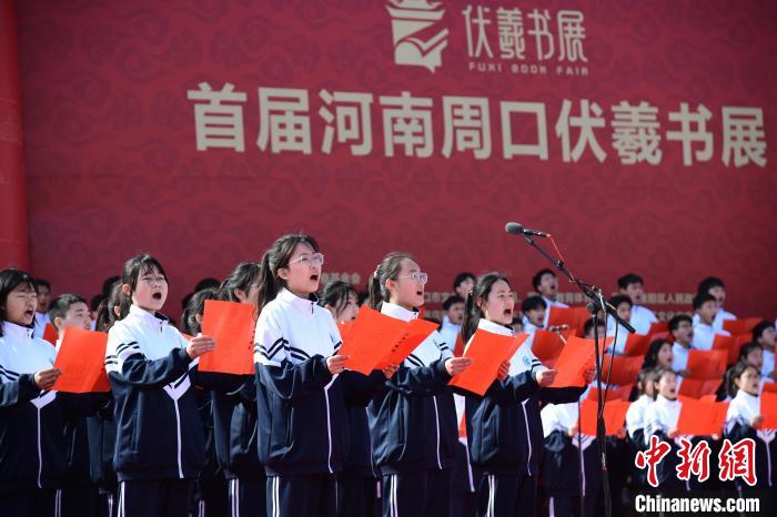 圖為學(xué)生們?cè)陂_(kāi)幕式上誦讀經(jīng)典。　梁照曾 攝