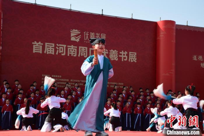 圖為學(xué)生們?cè)陂_(kāi)幕式上誦讀經(jīng)典。　梁照曾 攝