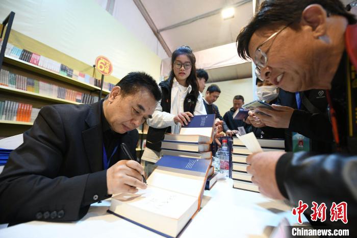 圖為作家王躍文現(xiàn)場(chǎng)簽名售書。　梁照曾 攝