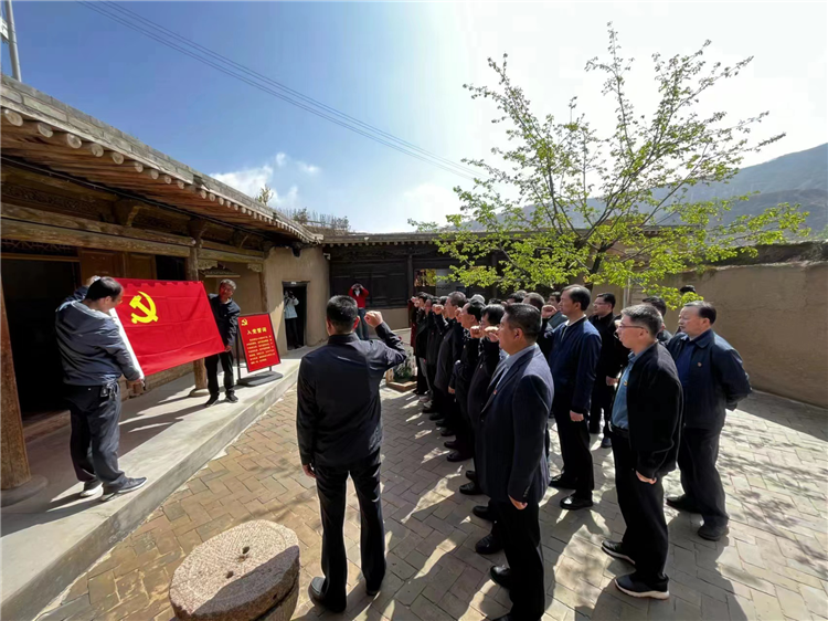 圖為臨夏州紀委監(jiān)委組織黨員干部在東鄉(xiāng)縣布塄溝黨史教育基地開展革命教育活動，賡續(xù)紅色血脈、汲取奮進力量、激發(fā)干事熱情。.png