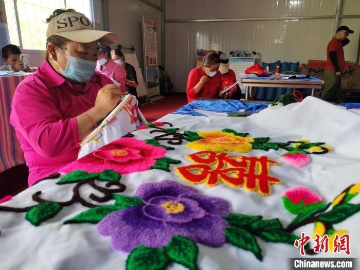 圖為婦女制作青繡。　張添福 攝