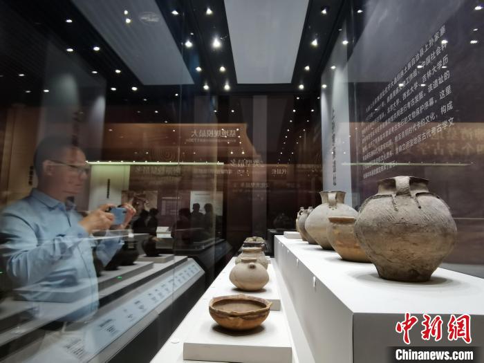 圖為河湟文化博物館展陳的陶器?！執砀?攝