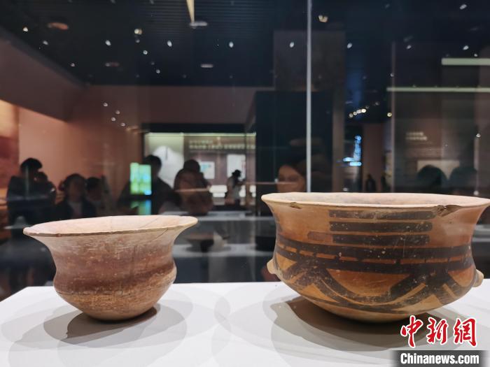 圖為河湟文化博物館展陳的陶器。　張添福 攝