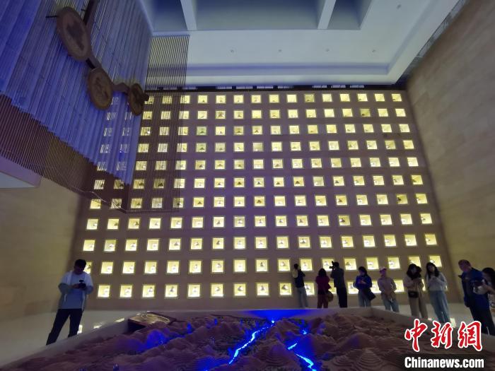 圖為河湟文化博物館序廳的左右彩陶墻放置的374件彩陶?！執砀?攝