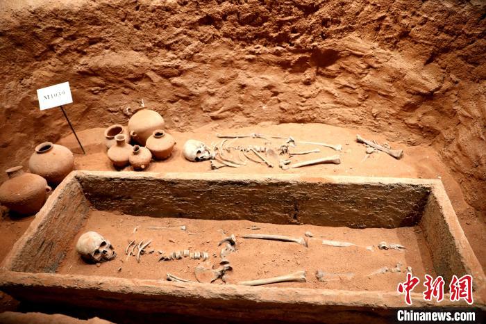 圖為河湟文化博物館復制展陳的墓葬及其彩陶陪葬品?！⊙Φ?攝