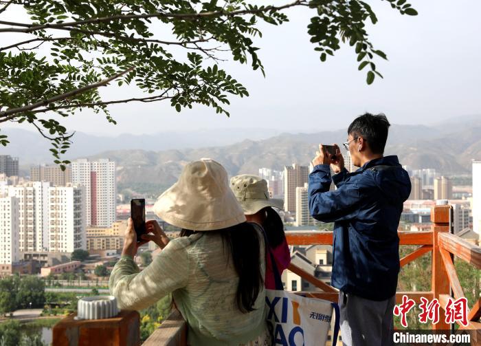 圖為媒體記者登頂朝陽(yáng)山。　薛蒂 攝