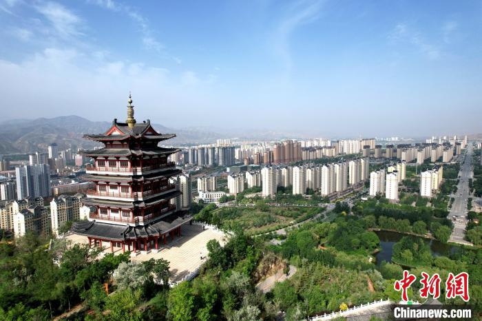 圖為航拍樂(lè)都區(qū)朝陽(yáng)山片區(qū)。　薛蒂 攝