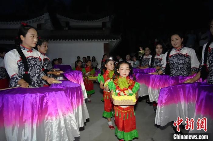 甘肅省西和縣姜席鎮(zhèn)晚霞湖畔，當(dāng)?shù)孛耖g舉行盛大的乞巧儀式。魏朵朵 攝