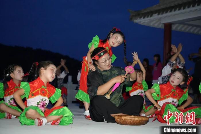 甘肅省西和縣小朋友們迎接“巧娘娘”。魏朵朵 攝