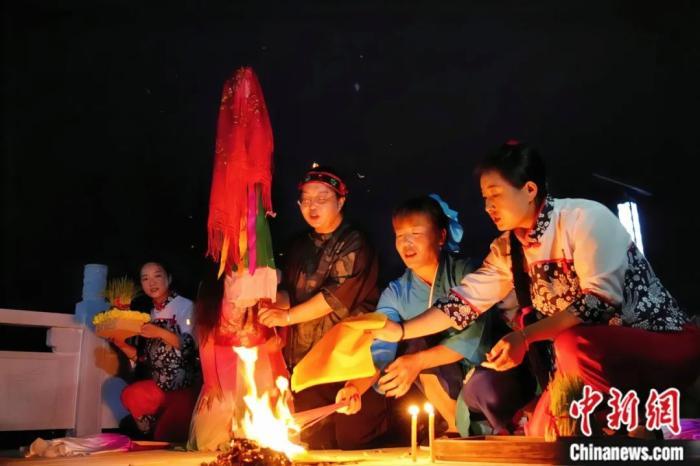 持續(xù)七天八夜的乞巧節(jié)正在西漢水上游的甘肅省西和縣進(jìn)行。西和縣姜席鎮(zhèn)晚霞湖畔，民眾“巧頭”點(diǎn)蠟、炷香、焚裱紙、跪拜，準(zhǔn)備將“巧娘娘”請進(jìn)院。魏朵朵 攝