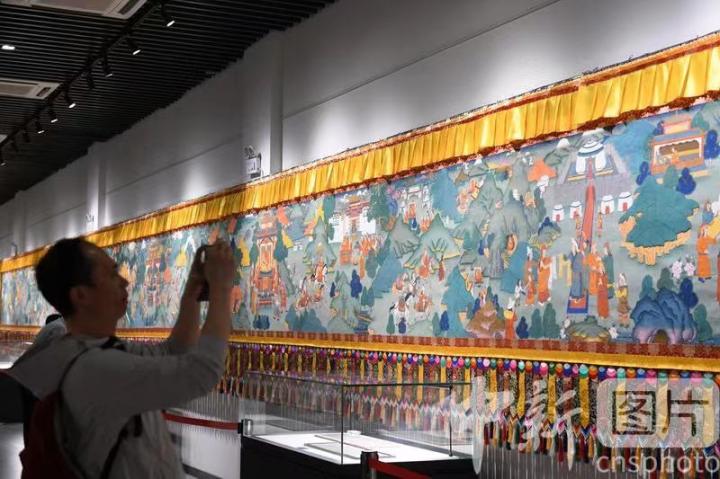 圖為觀眾觀看唐卡《涼州會(huì)盟》。 中新社記者 戴文昌 攝