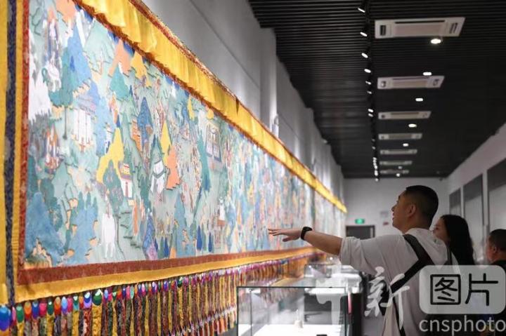 圖為觀眾參觀唐卡《涼州會(huì)盟》。 中新社記者 戴文昌 攝