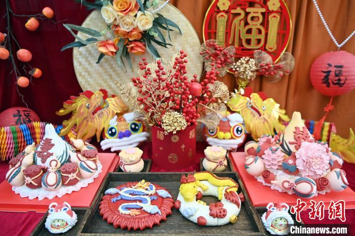1月25日，春節臨近，蘭州一花饃店“龍”元素花饃熱銷。圖為展出的“龍”元素花饃。九美旦增 攝