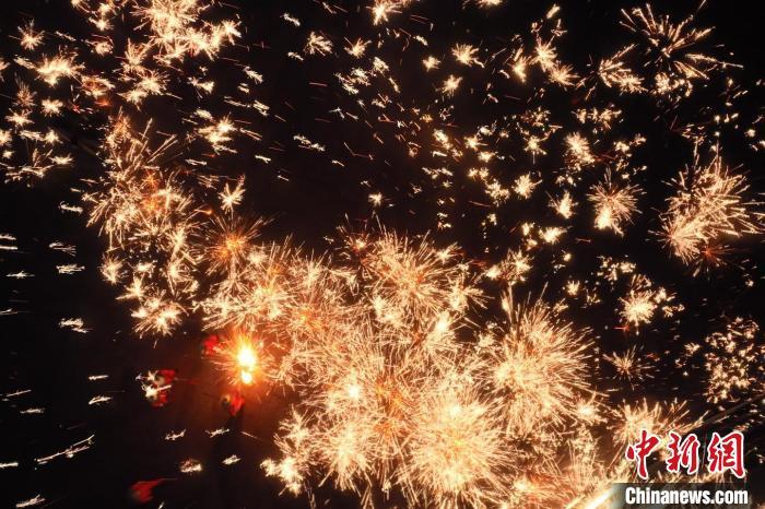 灼熱的鐵水在空中迸散。在空中形成“鐵花火雨”的景象，似天女散花，似群星漫天，如夢如幻，美不勝收。侯奇志 攝</p>
<p>