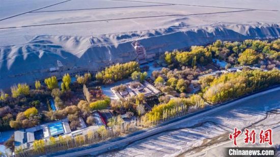 2022年11月，航拍深秋季節的莫高窟。　　王斌銀 攝