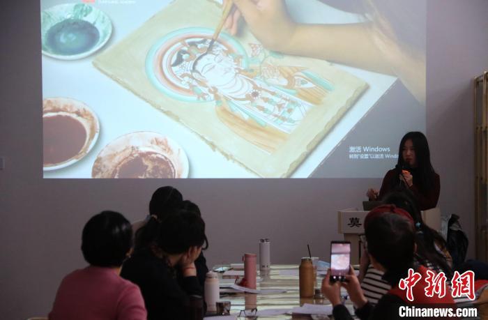 2023年2月，在敦煌研究院莫高學堂，研學導師給學員講授敦煌壁畫臨摹技法。　　張曉亮 攝