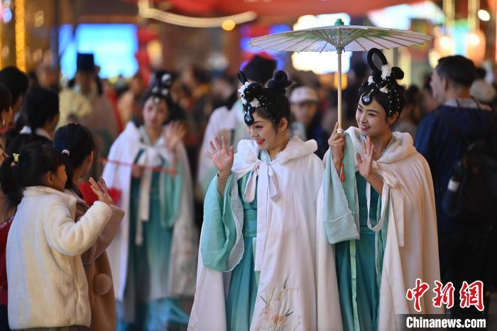 圖為街區人員著傳統服飾與游人互動。李亞龍 攝</p>
<p>