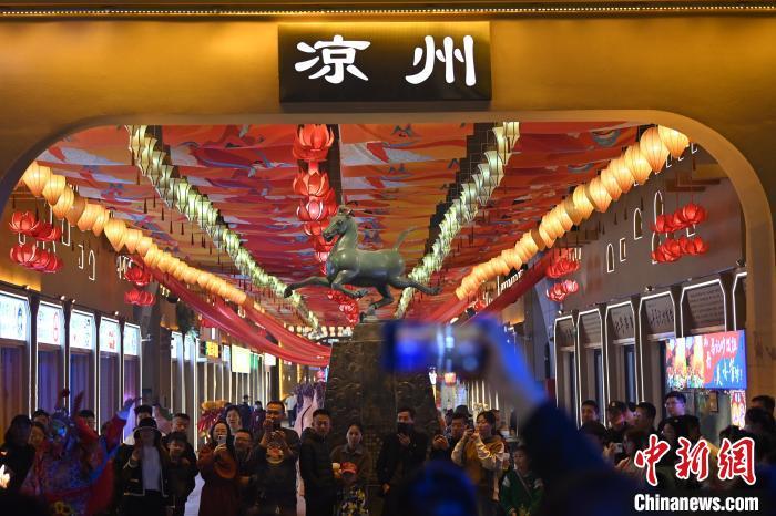 圖為游人拍攝煥然一新亮相的街區。李亞龍 攝</p><p>