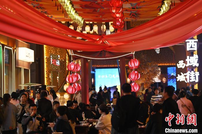 圖為街區現場游客絡繹不絕。李亞龍 攝</p><p>