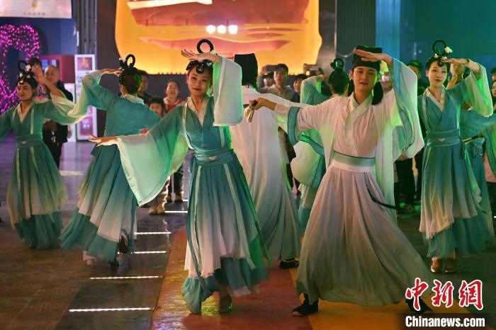 圖為工作人員進行舞蹈表演。李亞龍 攝</p><p>