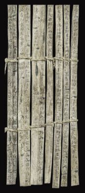 漢簡《康居王使者冊》。此簡記載了西域康居國使者前來“進貢”駱駝，抵達敦煌遇到不公后反映問題，朝廷受理解決的經(jīng)過。新華社發(fā)（甘肅簡牘博物館供圖）