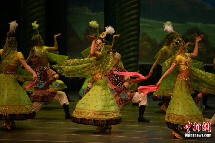 2024年2月23日晚，中國經典舞劇《絲路花雨》在甘肅蘭州演出恭賀新春。李亞龍 攝