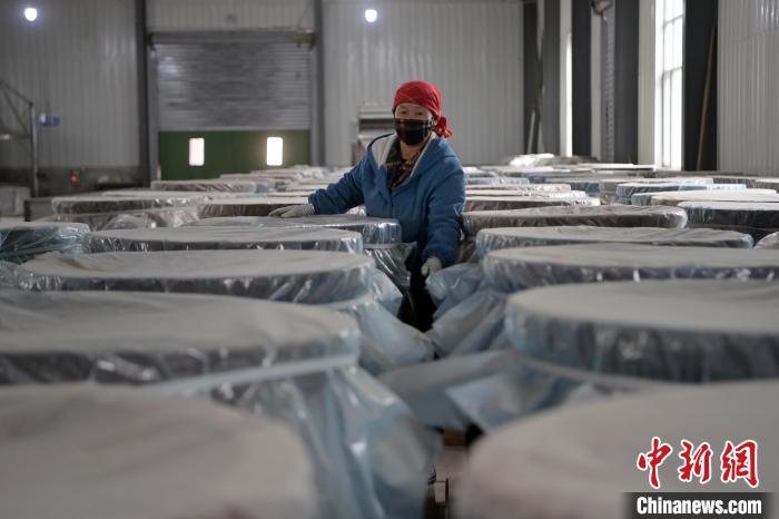 5月10日，工作人員檢查裝有酒糟的壇子。九美旦增　攝