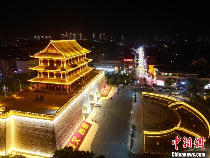 圖為武威市標(biāo)志性建筑涼州古城門燈光亮起。(無人機照片) 戴文昌 攝</p><p> 圖為武威市標(biāo)志性建筑涼州古城門燈光亮起。(無人機照片) 戴文昌 攝</p><p>
