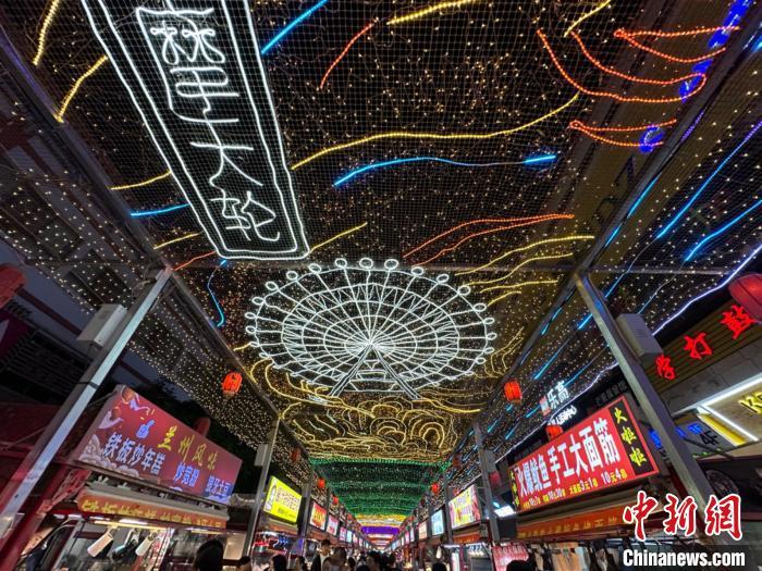 圖為明清街夜市燈光點亮具有武威文化元素的“摩天輪”彩燈。 戴文昌 攝</p><p> 圖為明清街夜市燈光點亮具有武威文化元素的“摩天輪”彩燈。 戴文昌 攝</p><p>