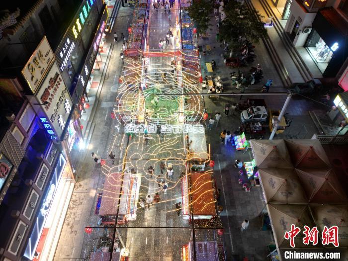 圖為明清街夜市燈光點亮具有武威文化元素的“銅奔馬”彩燈。(無人機照片) 戴文昌 攝</p><p> 圖為明清街夜市燈光點亮具有武威文化元素的“銅奔馬”彩燈。(無人機照片) 戴文昌 攝</p><p>