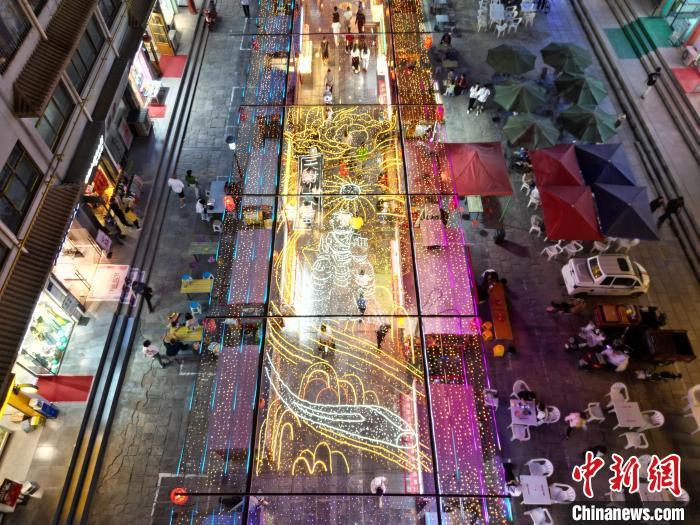 圖為明清街夜市燈光點亮具有武威文化元素的“天梯山石窟”彩燈。(無人機照片) 戴文昌 攝</p><p> 圖為明清街夜市燈光點亮具有武威文化元素的“天梯山石窟”彩燈。(無人機照片) 戴文昌 攝</p><p>