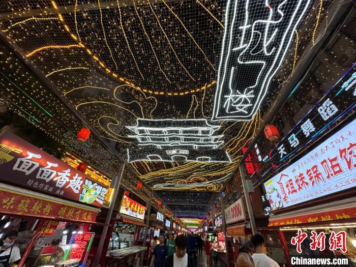 圖為明清街夜市燈光點亮具有武威文化元素的“涼州古城門”彩燈。 戴文昌 攝</p><p> 圖為明清街夜市燈光點亮具有武威文化元素的“涼州古城門”彩燈。 戴文昌 攝</p><p>