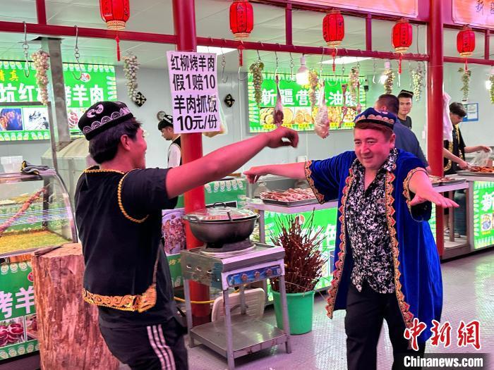 圖為餐飲經(jīng)營者在“西涼不夜城”跳起舞蹈引客。 戴文昌 攝</p><p> 圖為餐飲經(jīng)營者在“西涼不夜城”跳起舞蹈引客。 戴文昌 攝</p><p>