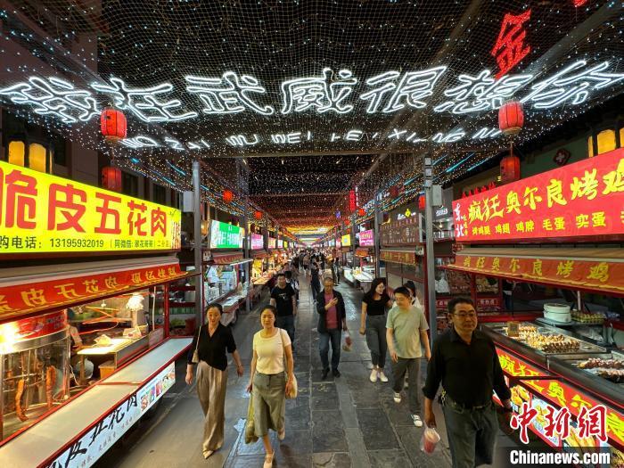 圖為明清街夜市燈光點亮“我在武威很想你”。 戴文昌 攝</p><p> 圖為明清街夜市燈光點亮“我在武威很想你”。 戴文昌 攝</p><p>