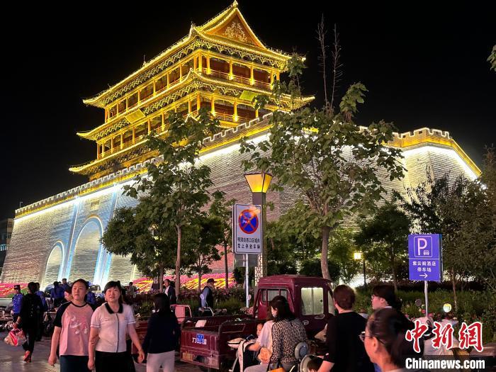 圖為夜幕降臨,涼州古城門燈光亮起。 戴文昌 攝 圖為夜幕降臨,涼州古城門燈光亮起。 戴文昌 攝