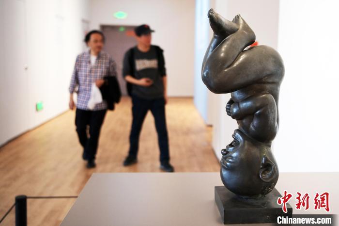 5月21日，觀眾參觀“絲路印跡”雕塑藝術(shù)作品展展出的雕塑作品。九美旦增 攝</p>
<p>