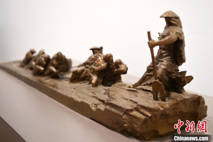 5月21日，在“絲路印跡”雕塑藝術(shù)作品展展出的作品《治水為民·禹德九州》。九美旦增 攝</p>
<p>