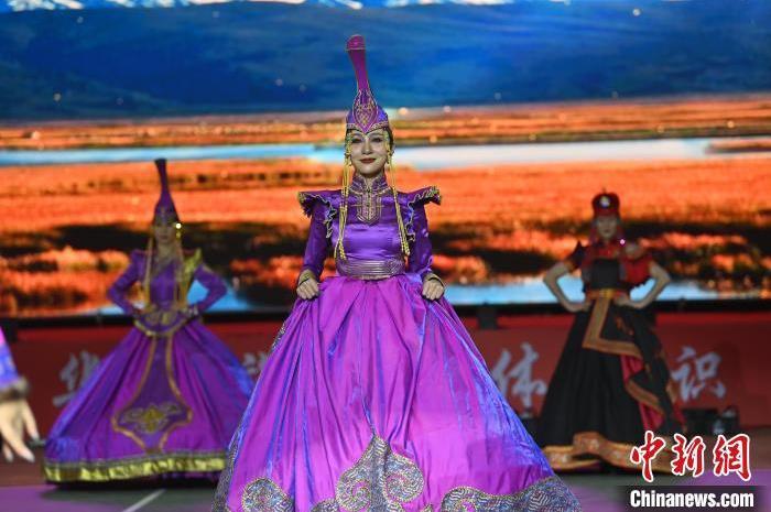 圖為開幕式現場蒙古族服飾秀。李亞龍 攝</p>
<p>