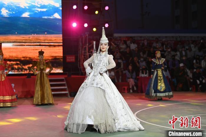 圖為開幕式現場蒙古族服飾秀。李亞龍 攝</p>
<p>