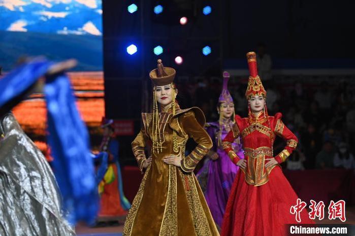 圖為開幕式現場蒙古族服飾秀。李亞龍 攝</p>
<p>