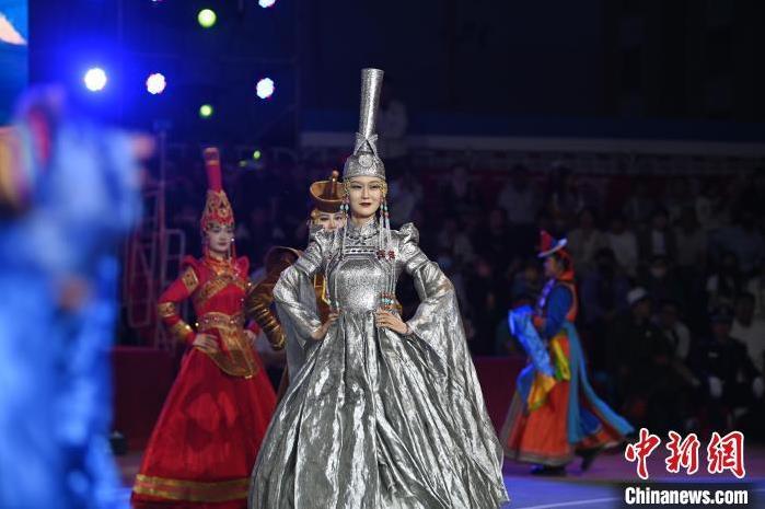圖為開幕式現場蒙古族服飾秀。李亞龍 攝</p>
<p>