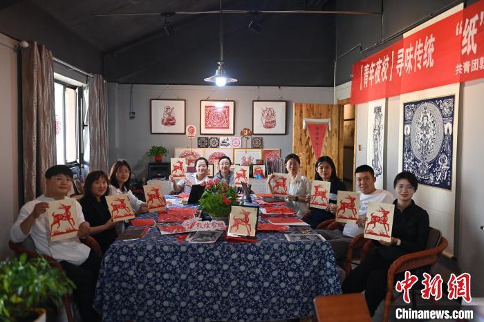 6月6日，在甘肅敦煌青年夜校課程中，青年學員展示學習敦煌非遺剪紙的成果。