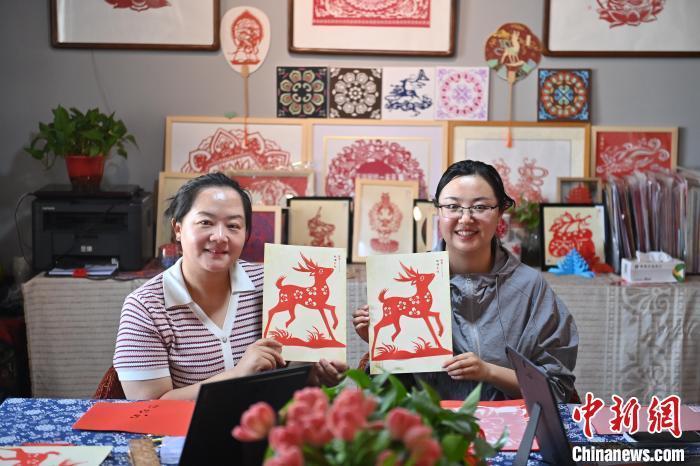 6月6日，在甘肅敦煌青年夜校課程中，青年學員展示學習敦煌非遺剪紙的成果。李亞龍 攝　　