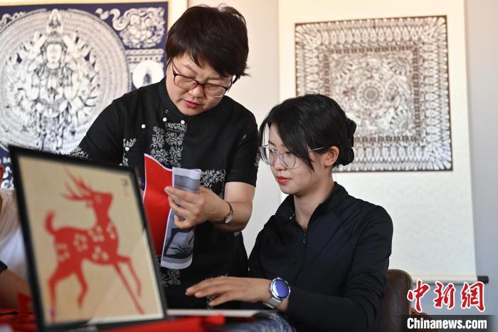 6月6日，在甘肅敦煌青年夜校課程中，青年學員學習敦煌非遺剪紙課程。李亞龍 攝
