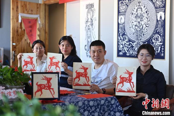 6月6日，在甘肅敦煌青年夜校課程中，青年學員展示學習敦煌非遺剪紙的成果。李亞龍 攝　　