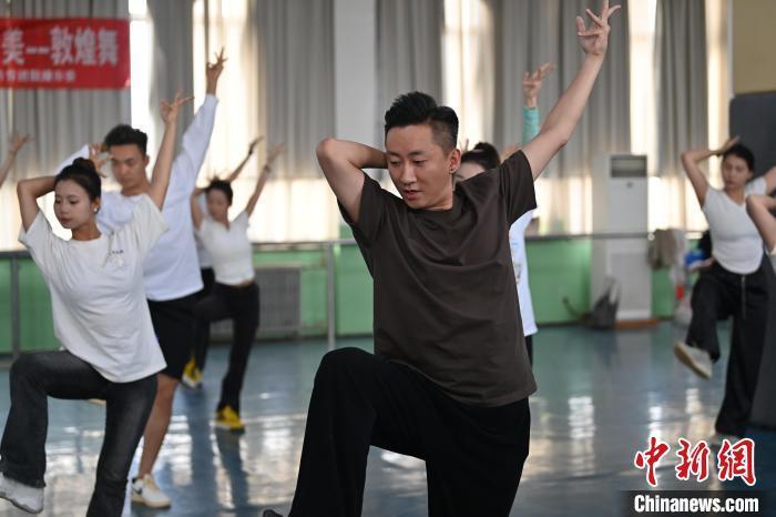 6月6日，在甘肅敦煌青年夜校課程中，青年學員學習敦煌舞課程。李亞龍 攝　　